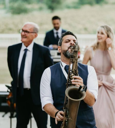 Saxophoniste du Groupe Élégance en action lors de l'animation musicale d'un mariage à Montpellier